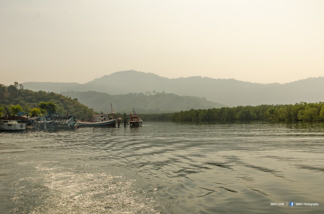 บรรยากาศยามเช้าที่ท่าเรือคุระบุรี