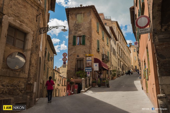  Montepulciano  อีกเมืองที่นอกจากจะได้ชมความงามของตึกเก่า ๆ แล้ว ยังมีไวน์เลิศรสและเครื่องหนังสวย ๆ ให้ซื้อติดไม้ติดมือกลับบ้านด้วย 