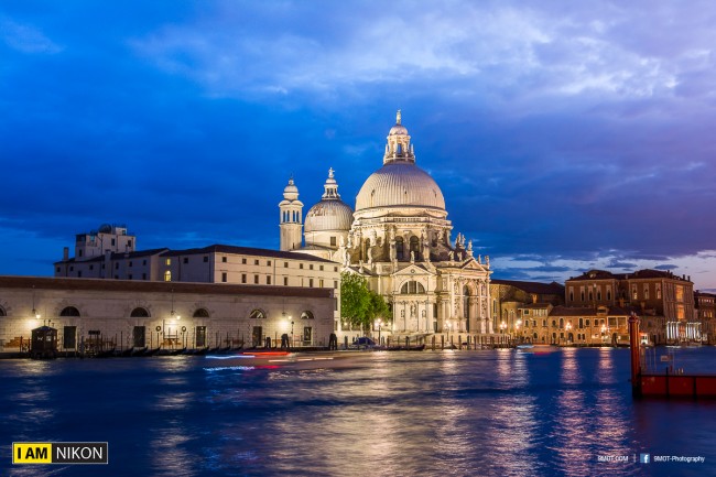 บรรยากาศยามค่ำริมน้ำที่ Venice