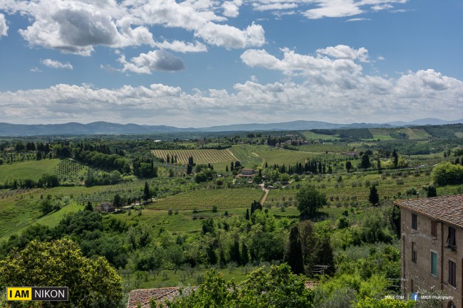 ที่จุดชมวิวของเมือง มองเห็นทุ่งหญ้าและไร่สไตล์ Tuscany