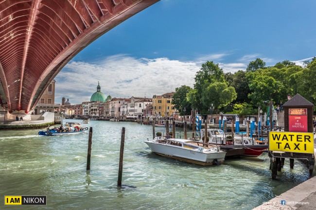 สะพาน Ponte della Costituzione ที่มีรูปลักษณ์ค่อนข้างโมเดินร์แปลกแยกจากสถาปัตยกรรมโดยรวมของเมืองนี้  ก็เลยถ่ายภาพให้เห็นแค่ด้านล่างซะเลย อิอิ