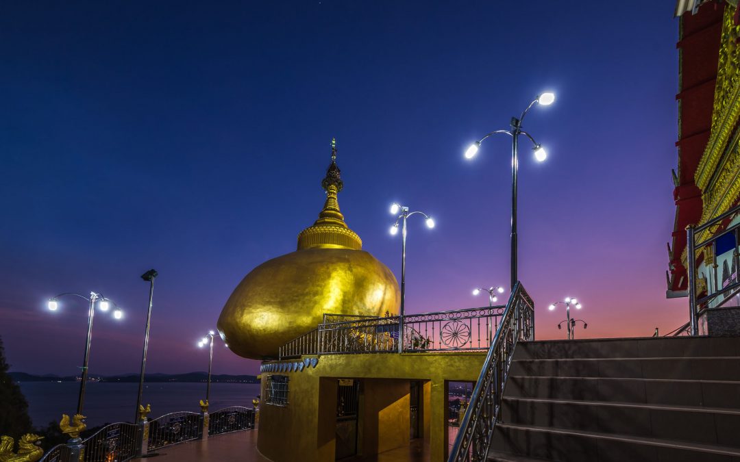 พระธาตุอินทร์แขวน (จำลอง) วัดสิเหร่ จังหวัดภูเก็ต